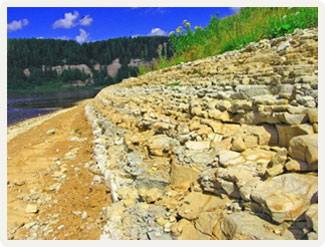Геологические обнажения на берегу Сухоны в Опоках